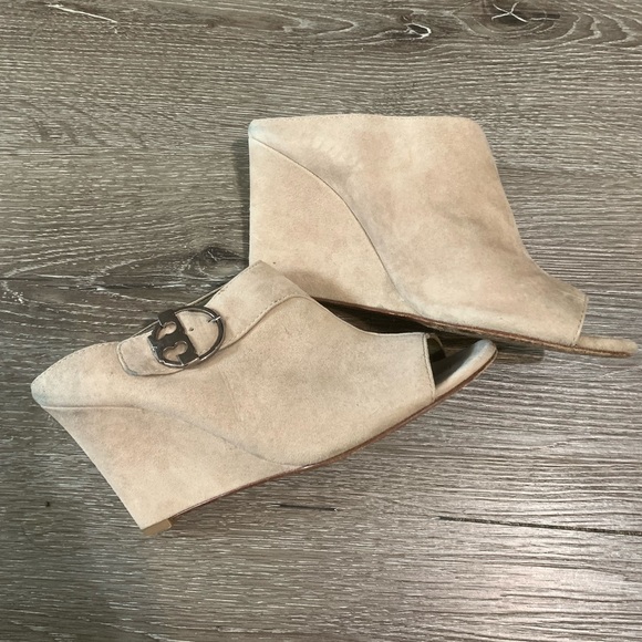 Tory Burch Open-Toe Suede Wedge Mule Neutral Taupe Tan Logo Buckle size 8M - Picture 1 of 6